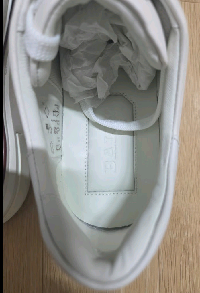 발리 화이트 스니커즈 남성 이미지