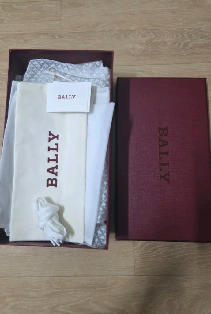 발리 화이트 스니커즈 남성 이미지