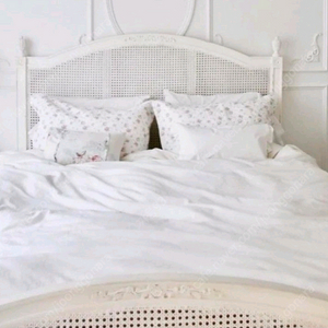 캔틸레버 침대 프레임 이미지