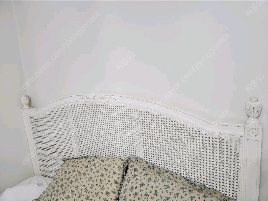 캔틸레버 침대 프레임 이미지