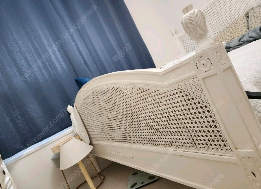 캔틸레버 침대 프레임 이미지