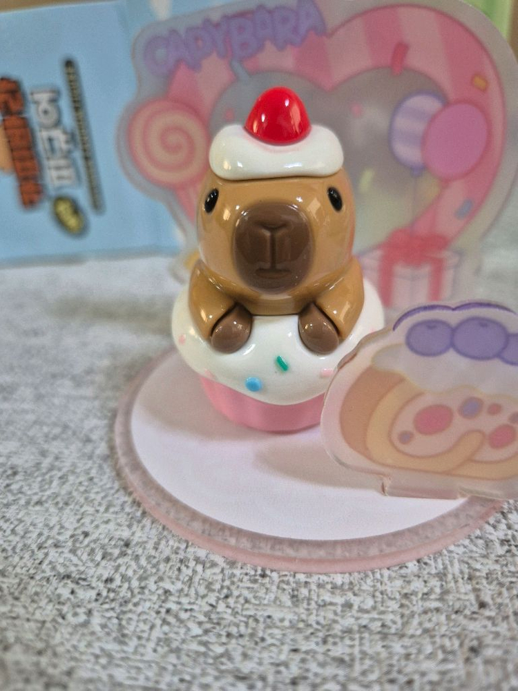 카피바라 랜덤 피규어 2종 세트 슈퍼맨 케이크 미니 피규어 장식 인형 이미지