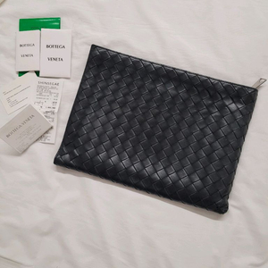 보테가베네타 인트레치아토 하프 지퍼 투톤 클러치 이미지