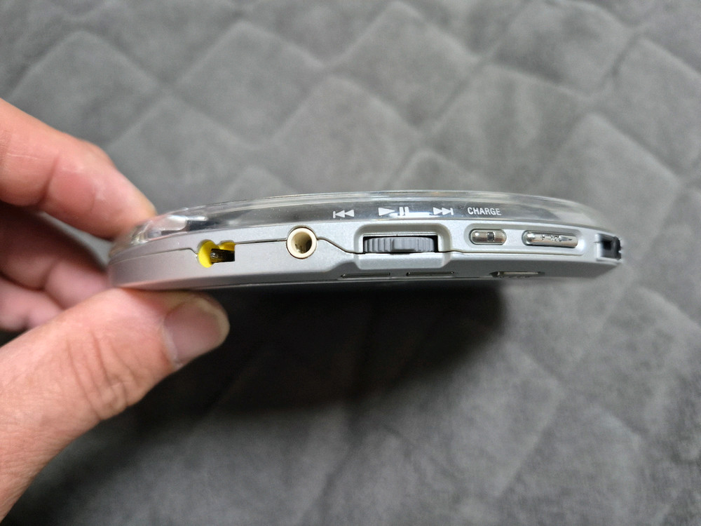 SONY D-NE1 SILVER색상 정상작동품 판매합니다. 이미지