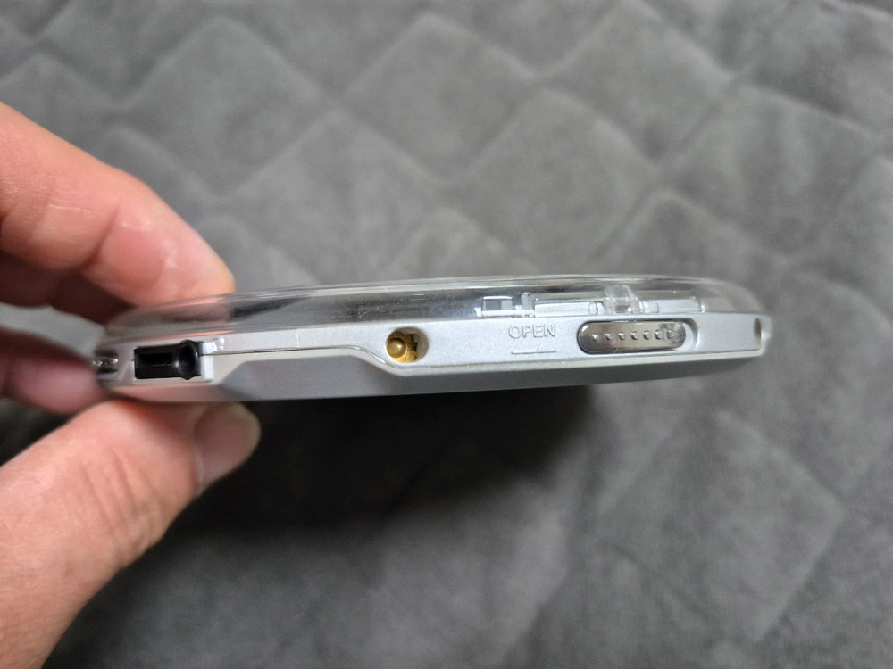 SONY D-NE1 SILVER색상 정상작동품 판매합니다. 이미지