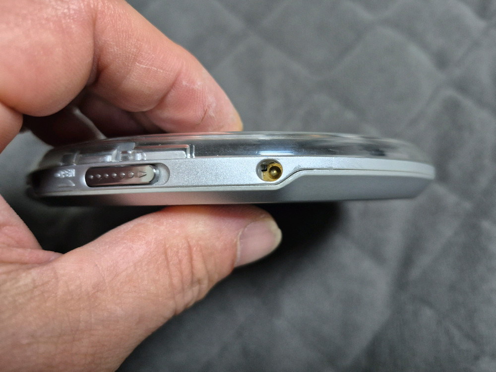 SONY D-NE1 SILVER색상 정상작동품 판매합니다. 이미지