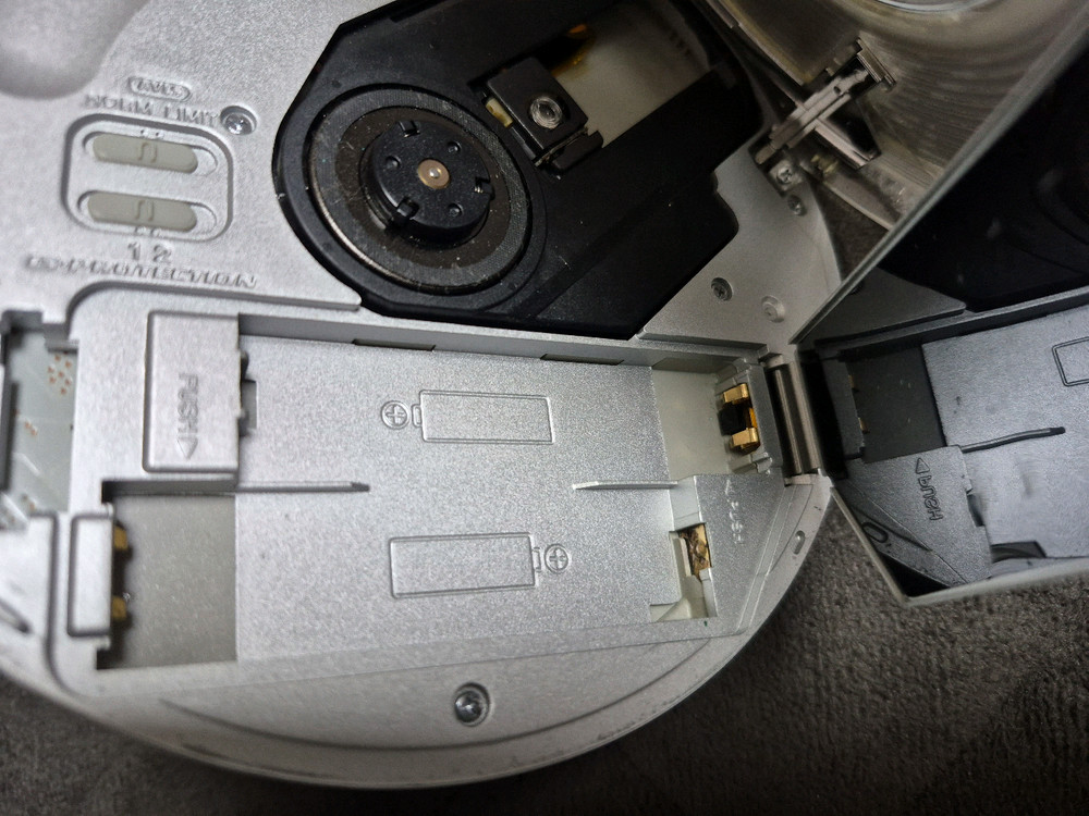 SONY D-NE1 SILVER색상 정상작동품 판매합니다. 이미지