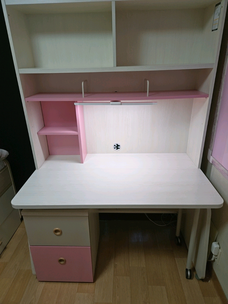 키즈 책상 이미지