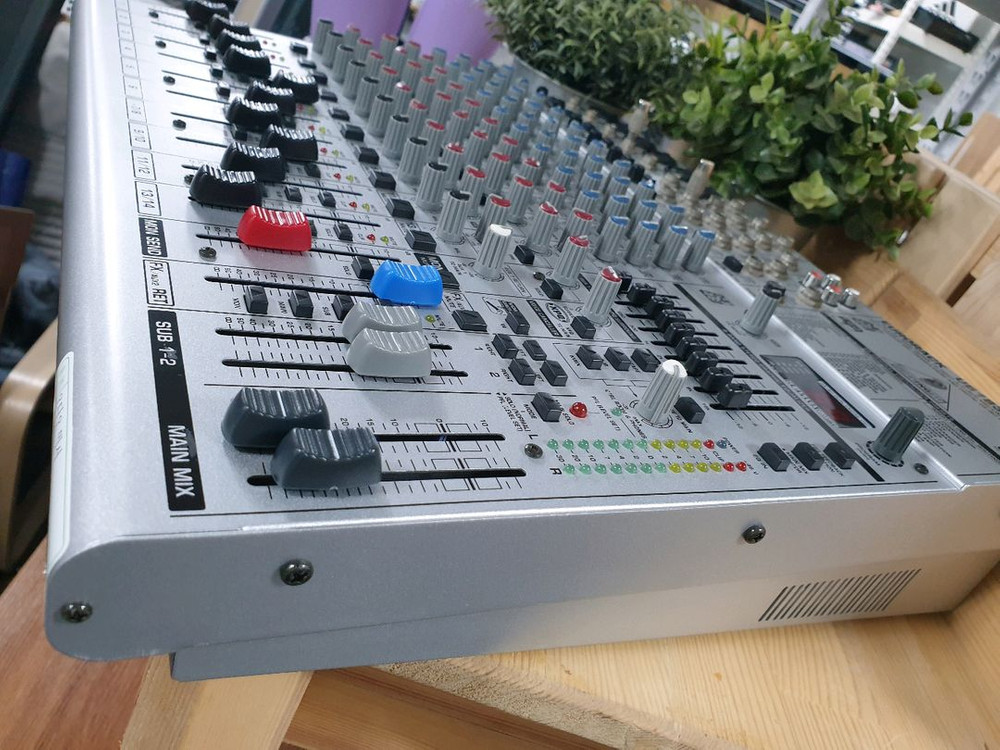 베링거 EURORACK UB1832FX-PRO 믹서 이미지