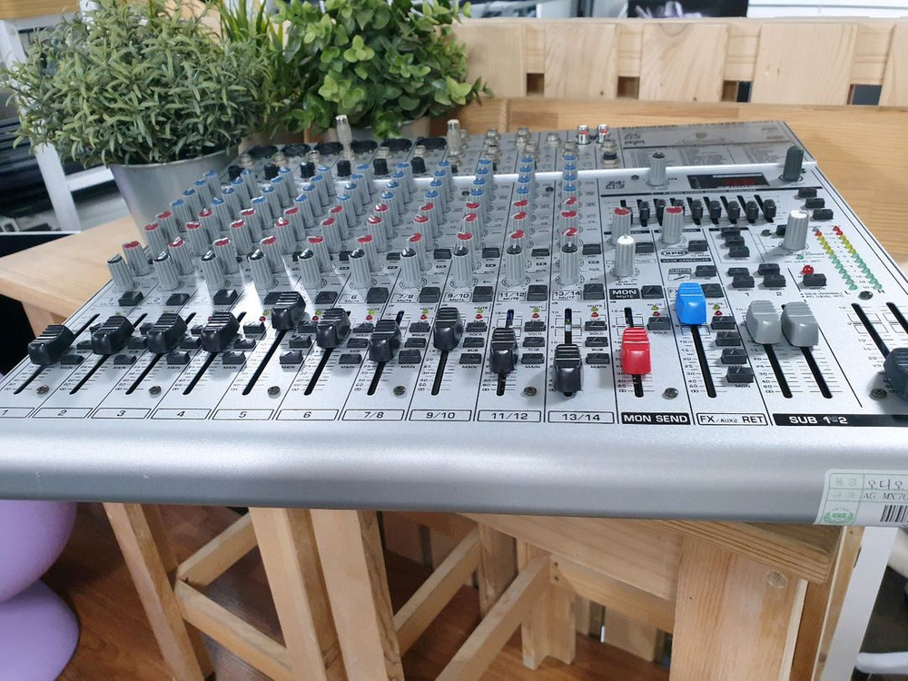 베링거 EURORACK UB1832FX-PRO 믹서 이미지