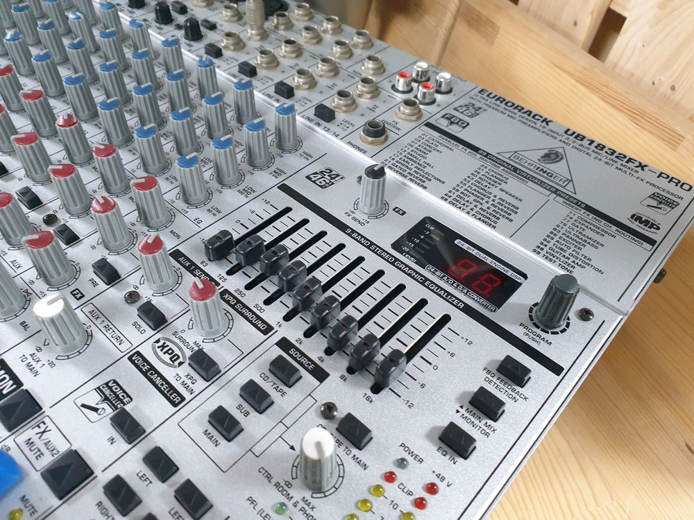 베링거 EURORACK UB1832FX-PRO 믹서 이미지