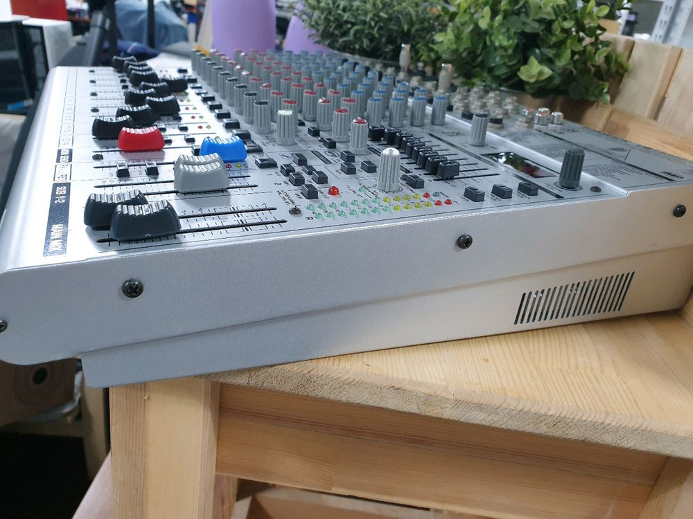 베링거 EURORACK UB1832FX-PRO 믹서 이미지