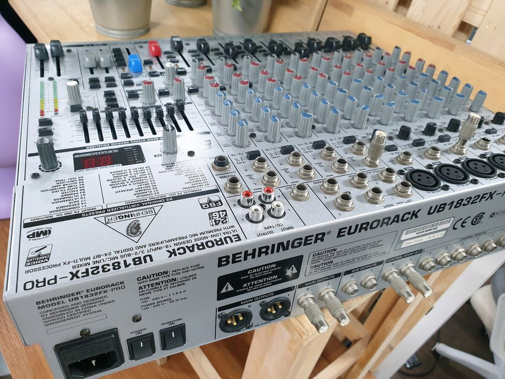 베링거 EURORACK UB1832FX-PRO 믹서 이미지