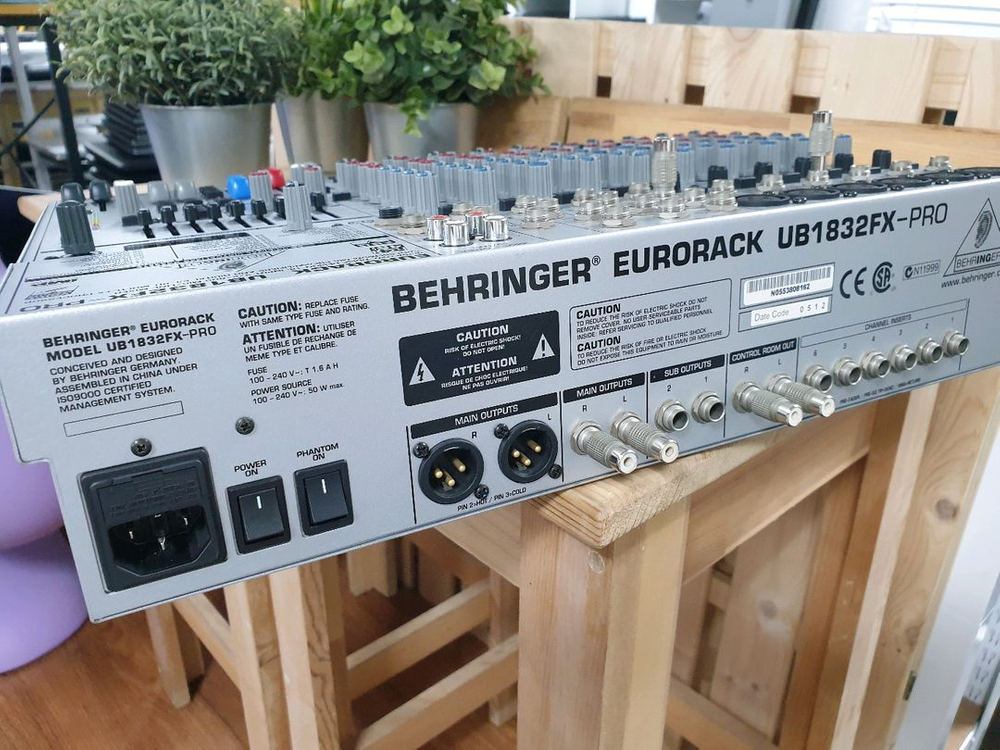 베링거 EURORACK UB1832FX-PRO 믹서 이미지