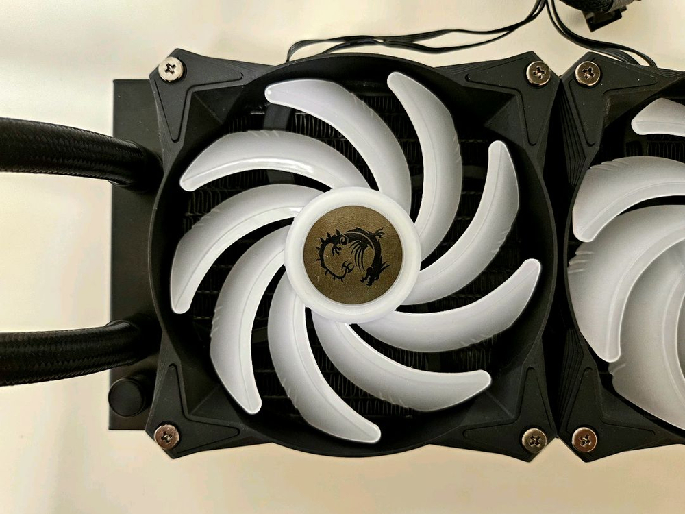 MSI MAG M240 듀얼 쿨링팬 수냉쿨러 이미지