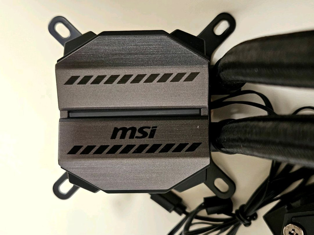 MSI MAG M240 듀얼 쿨링팬 수냉쿨러 이미지