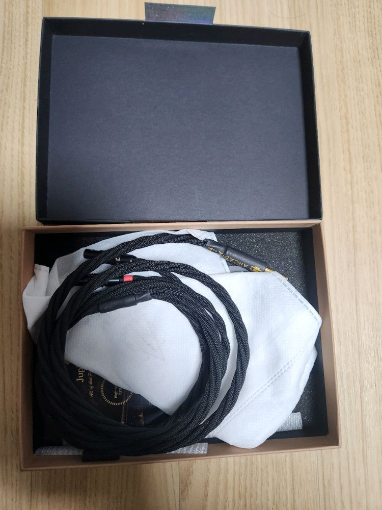 뉴토리아 포칼 유토피아 커스텀 케이블 풀박스 이미지