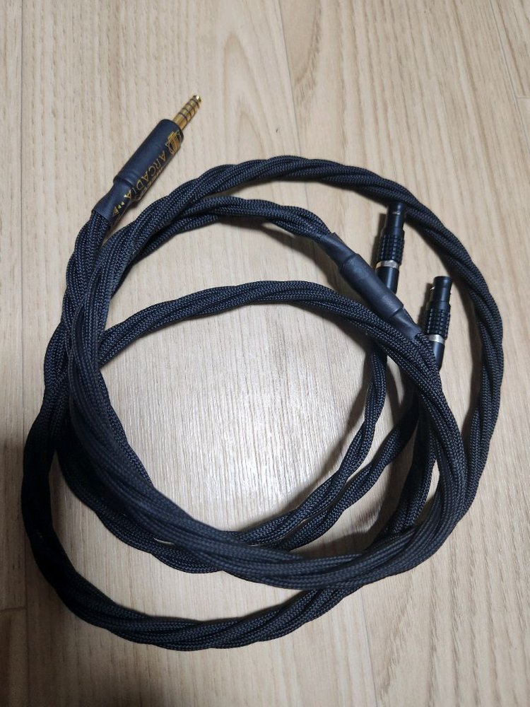 뉴토리아 포칼 유토피아 커스텀 케이블 풀박스 이미지