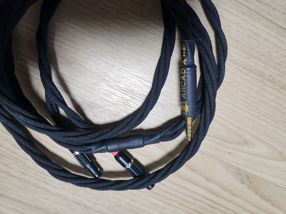 뉴토리아 포칼 유토피아 커스텀 케이블 풀박스 이미지