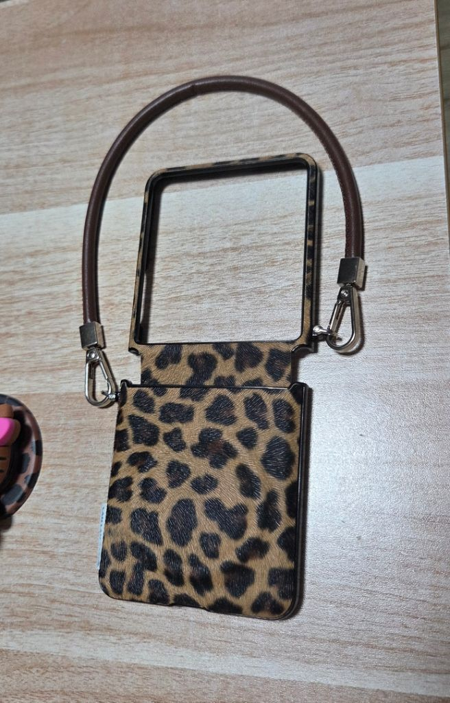 TYREUS 태닝 키티 그립톤 호피 스트랩 갤럭시z플립7 케이스 이미지