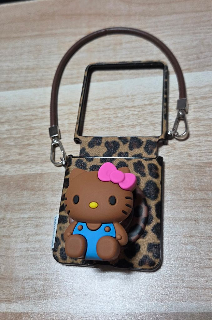 TYREUS 태닝 키티 그립톤 호피 스트랩 갤럭시z플립7 케이스 이미지