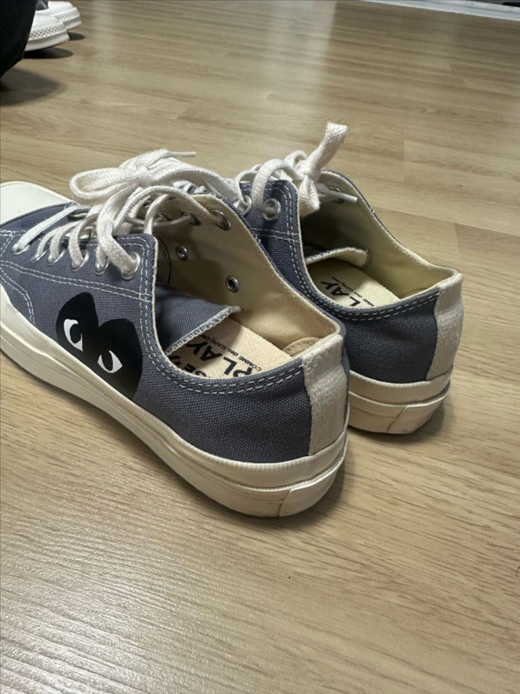 꼼데 그레이 신발 240 팝니다. 이미지