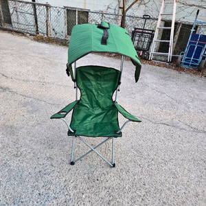 햇빛 가리개(캐노피)가 포함된 그린 컬러의 접이식 캠핑 의자 이미지