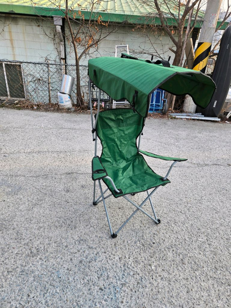 햇빛 가리개(캐노피)가 포함된 그린 컬러의 접이식 캠핑 의자 이미지