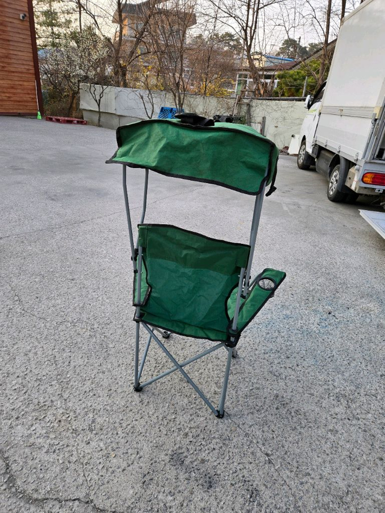 햇빛 가리개(캐노피)가 포함된 그린 컬러의 접이식 캠핑 의자 이미지