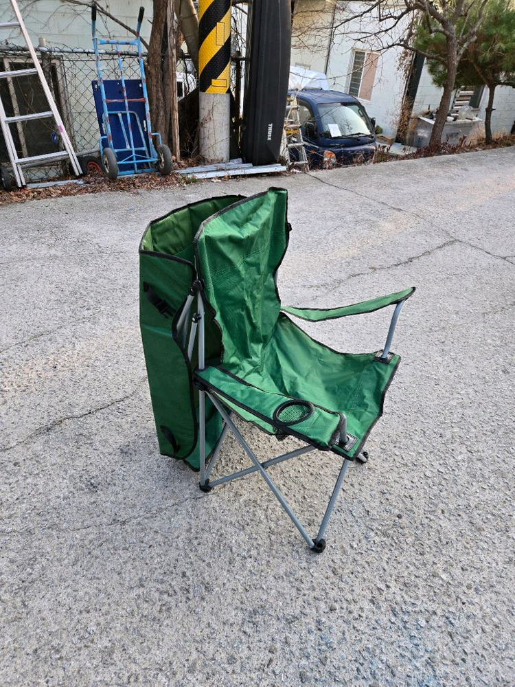 햇빛 가리개(캐노피)가 포함된 그린 컬러의 접이식 캠핑 의자 이미지