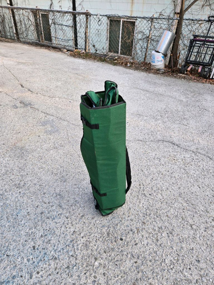 햇빛 가리개(캐노피)가 포함된 그린 컬러의 접이식 캠핑 의자 이미지