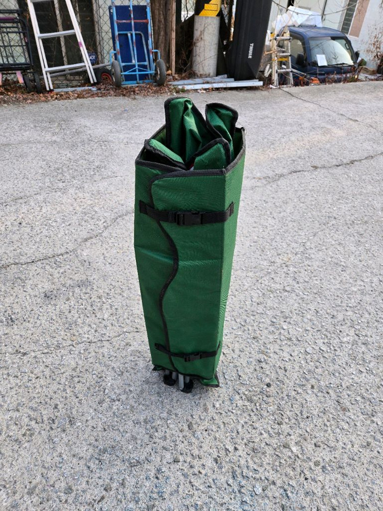 햇빛 가리개(캐노피)가 포함된 그린 컬러의 접이식 캠핑 의자 이미지