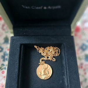 반클리프 조디악 별자리(물병자리) 골드 메달+ 체인포함 판매합니다 이미지