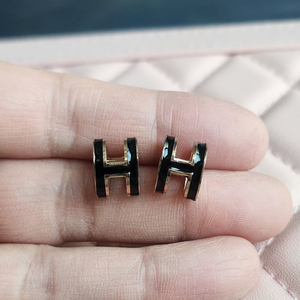 에르귀걸이 로골블랙 H귀걸이 로고귀걸이 딱붙(새상품) 이미지