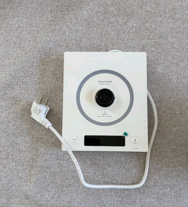 발뮤다 문케틀 전기주전자 이미지