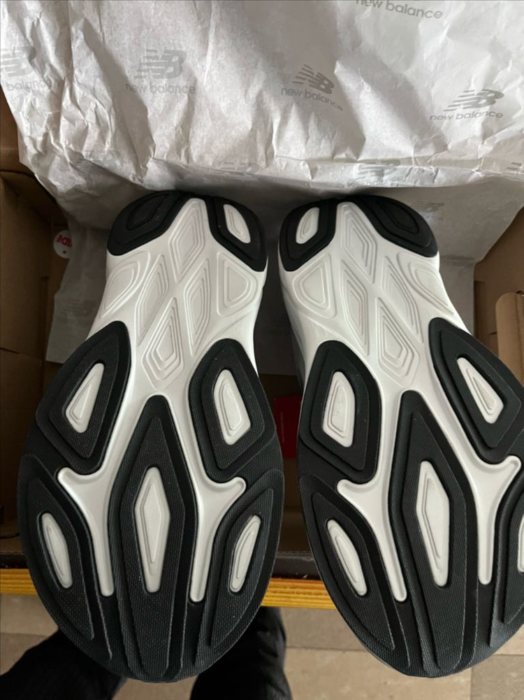 뉴발란스 프레쉬폼 모어 v6 275 이미지