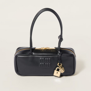 미우미우보백가죽 로고 숄더백 이미지