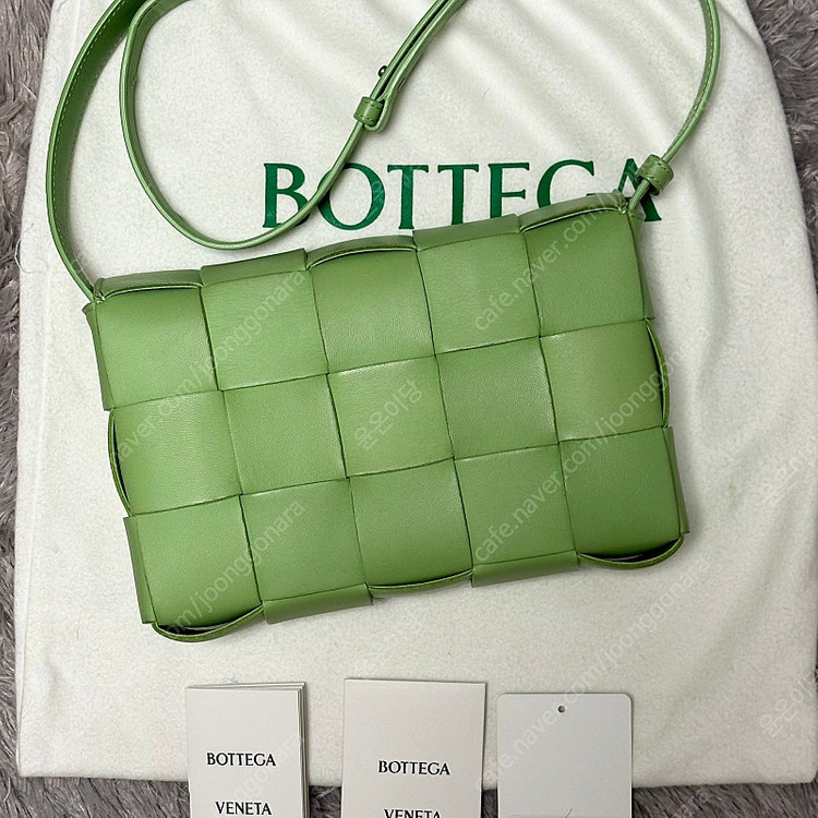 [풀구성] 보테가베네타 램스킨 카세트백 미듐 연두 이미지