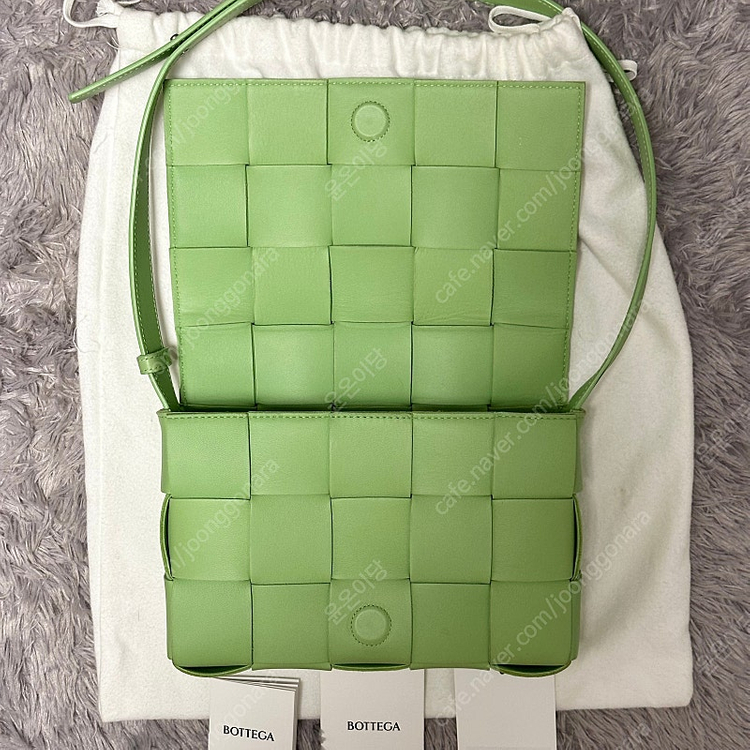 [풀구성] 보테가베네타 램스킨 카세트백 미듐 연두 이미지