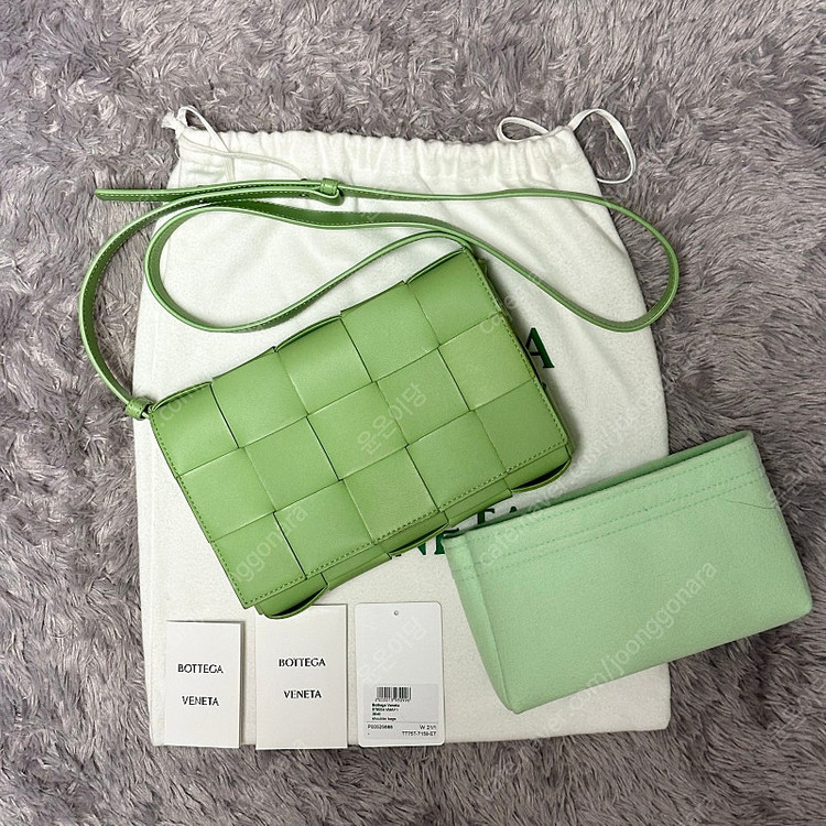 [풀구성] 보테가베네타 램스킨 카세트백 미듐 연두 이미지