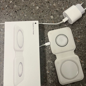 애플 맥세이프 듀오 충전기 + 20W 어댑터 이미지