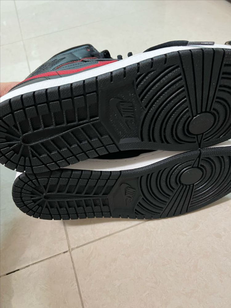 [새상품]나이키 에어 조던 1 미드 블랙 팀레드 280 단종색상 이미지