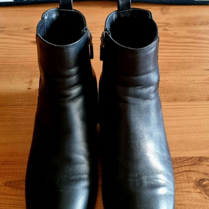 탠디 블랙 레더 앵클부츠 이미지