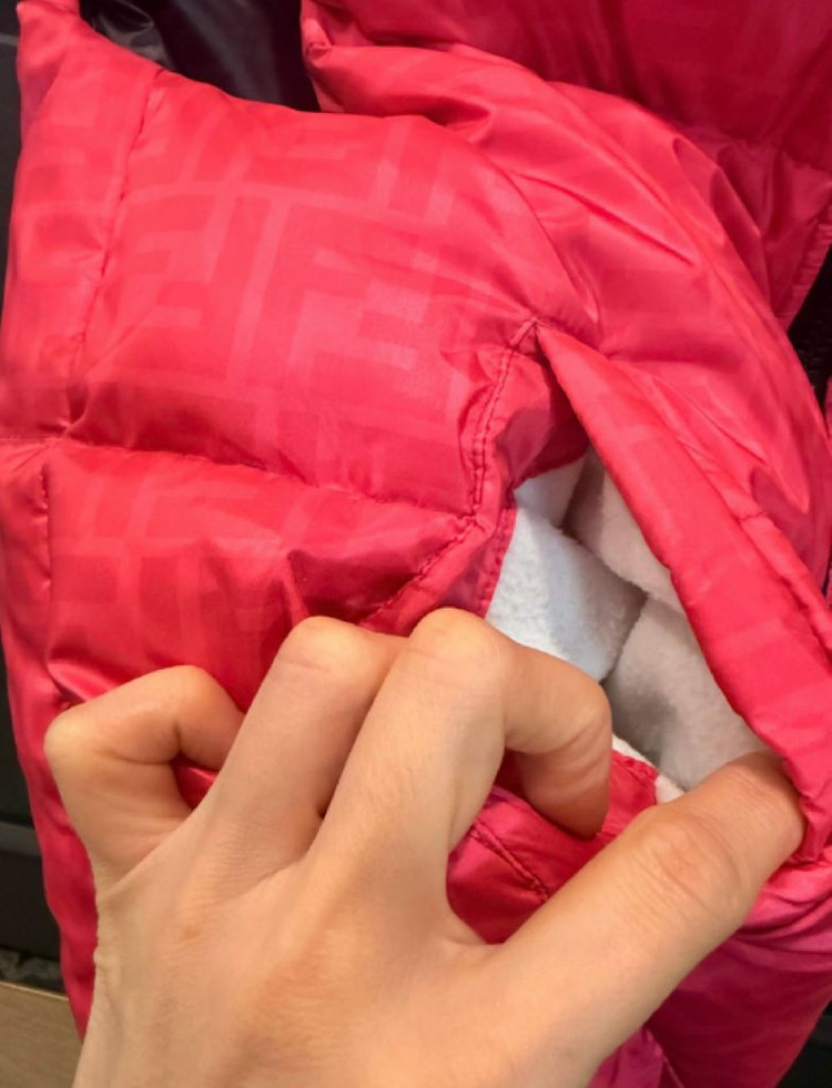 펜디키즈리버시블 패딩조끼 (블랙+핫핑) 이미지