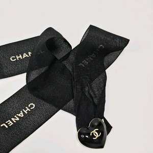 샤넬(CHANEL) 홀리데이 포장 리본끈 & 고정 참 세트 이미지