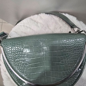 찰스앤키스 민트 반달 크로스백 이미지