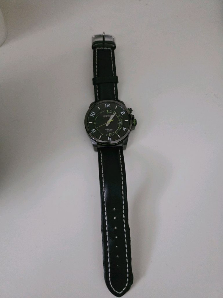 세이코 키네틱 가죽 시계 이미지