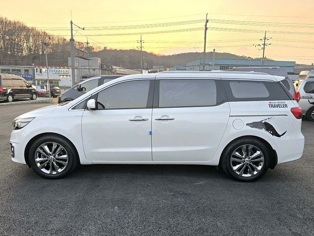 올뉴카니발5인승캠핑카(멀티시트+인산철+휘발유차)-전액할부됨 이미지