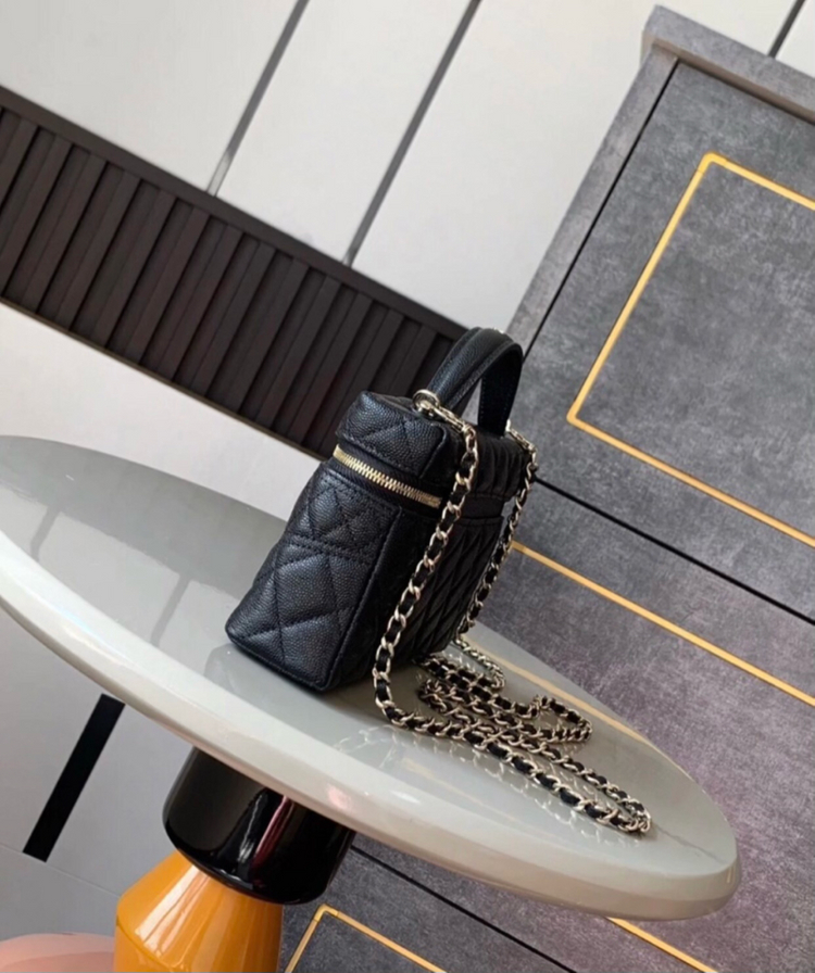 샤넬 퀼팅 미니 핸드백 이미지