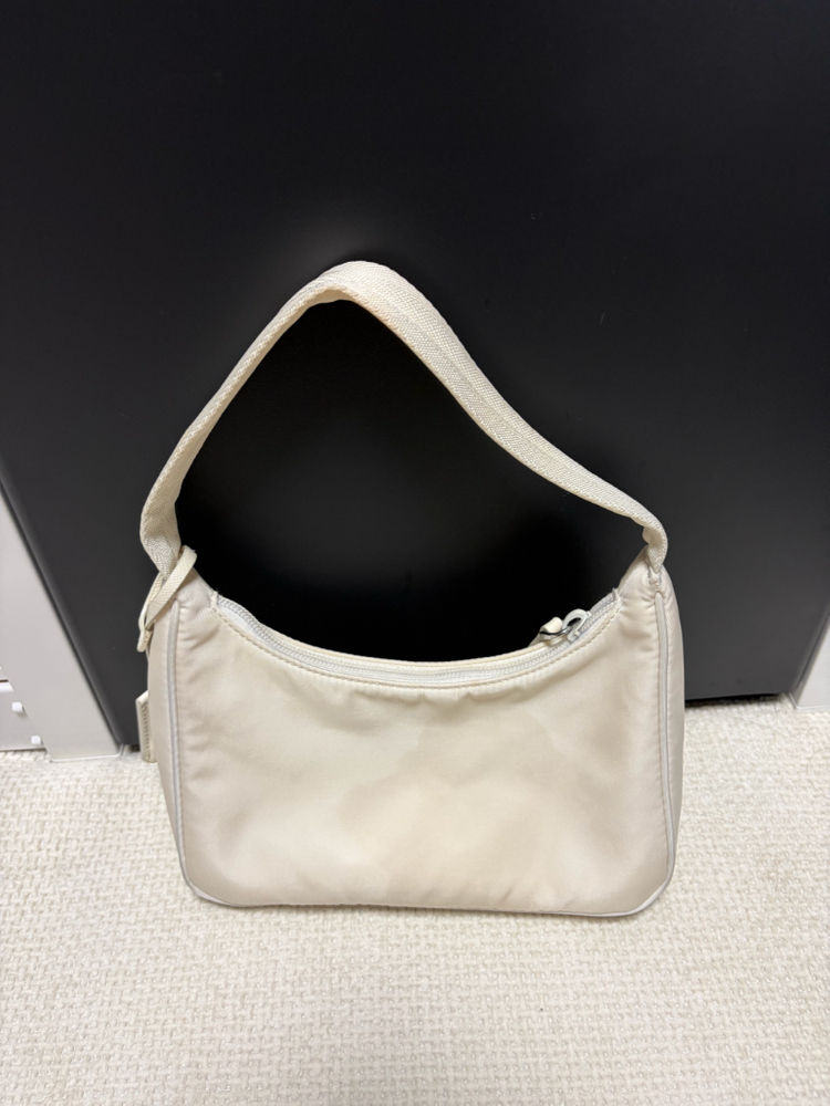 프라다 리나일론 호보백 화이트 이미지